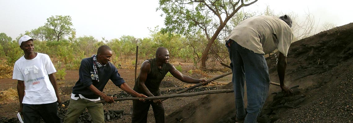 Fabrication de charbon de bois en meule améliorée au Bénin – J. Plan